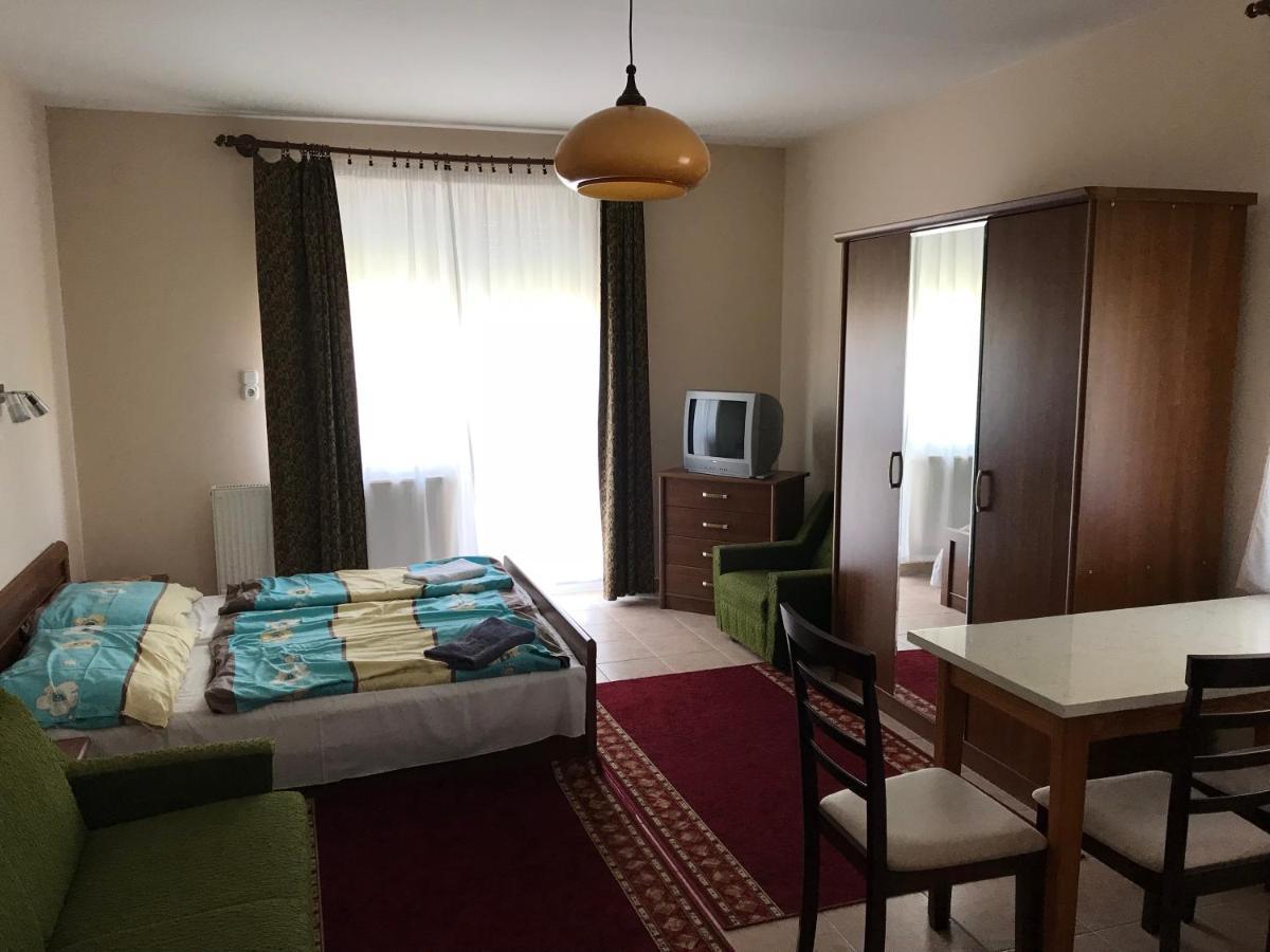 Izabella Panzio Bed & Breakfast ไฮจ์ดุสโซบอสโล ภายนอก รูปภาพ