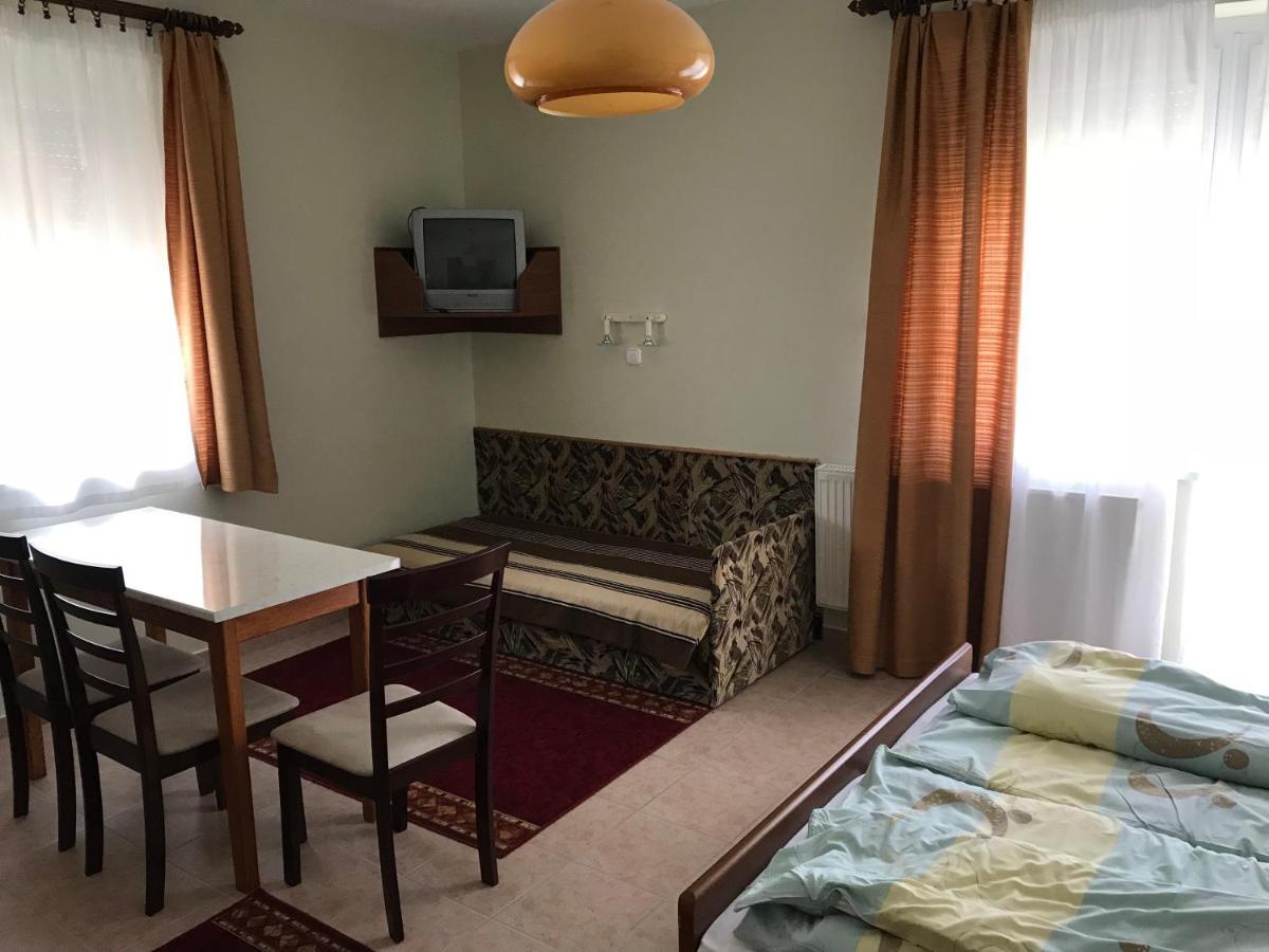 Izabella Panzio Bed & Breakfast ไฮจ์ดุสโซบอสโล ภายนอก รูปภาพ