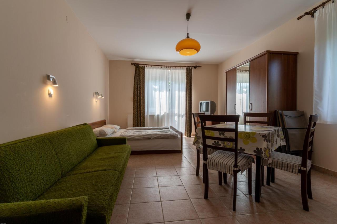 Izabella Panzio Bed & Breakfast ไฮจ์ดุสโซบอสโล ภายนอก รูปภาพ